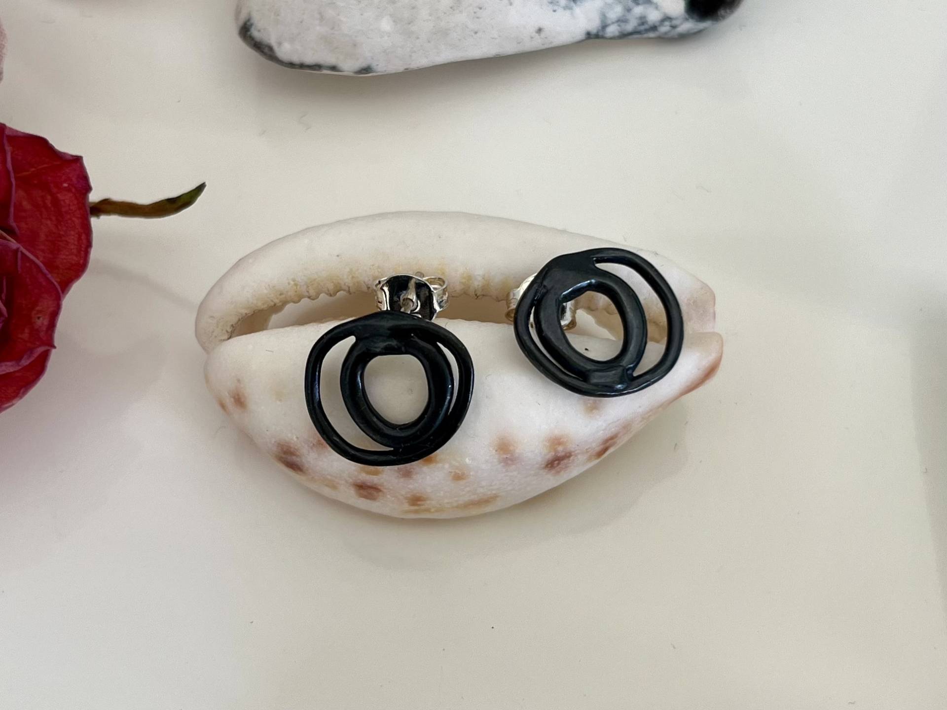 Double-Circle Silver Earrings. Black Earrings in Oxidised Silver. Lightweight. Barcelona Design Easy Care von SilverStudioStore