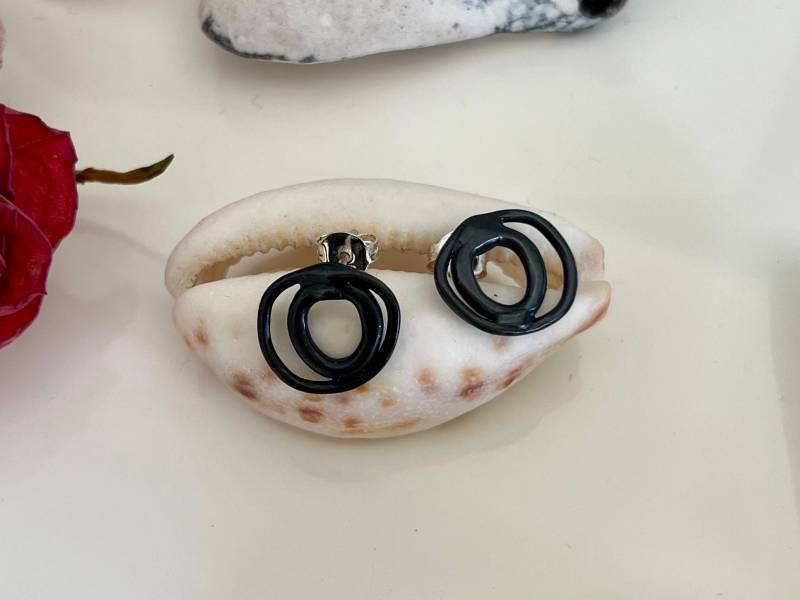 Double-Circle Silver Earrings. Black Earrings in Oxidised Silver. Lightweight. Barcelona Design Easy Care von SilverStudioStore
