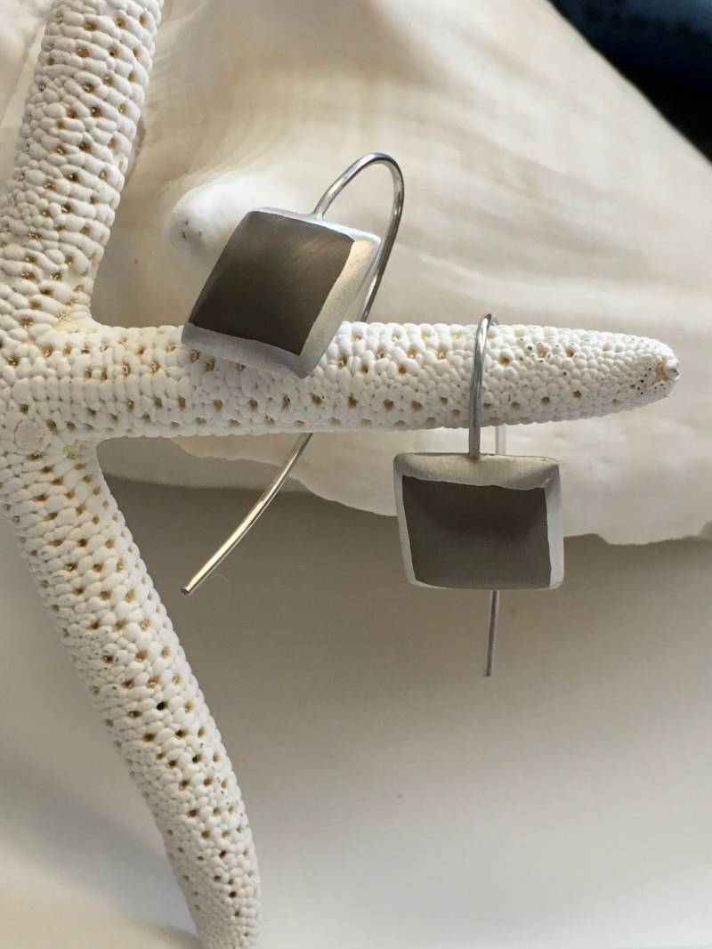 Pillow-Shaped Square Earrings. Brown Oxidised Silver. Lightweight Drop Long Hoop 925 Sterling Silver von SilverStudioStore