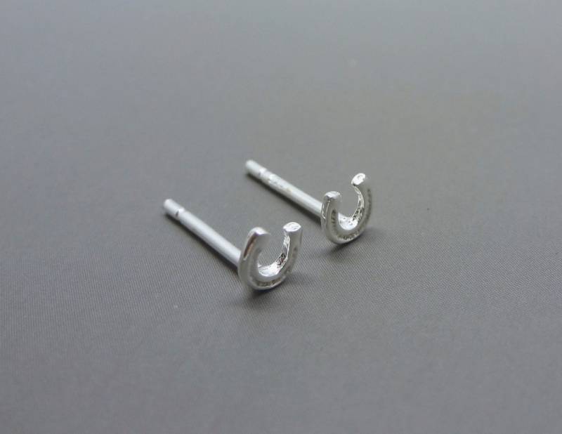 Silber Hufeisen Ohrringe - Winzige Massive Sterling 925 Kleine Glücks Ohrstecker von SilverTreeJewellery