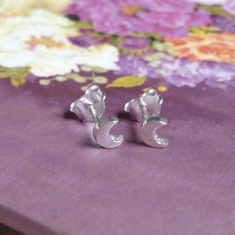 Silber Mond Ohrringe - Winzige Solide Sterling 925 Kleine Halbmond Ohrstecker von SilverTreeJewellery