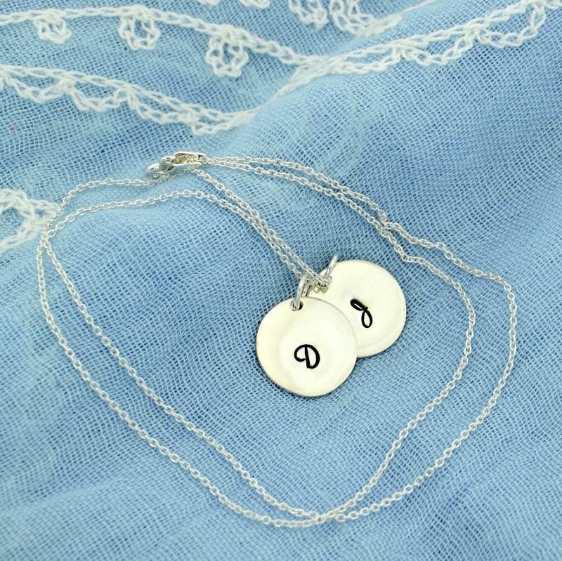 Zwei 925 Sterling Silber Personalisierte Handgestempelte Anhänger Anfangsbuchstabe Monogramm Halskette Kette von SilverXL
