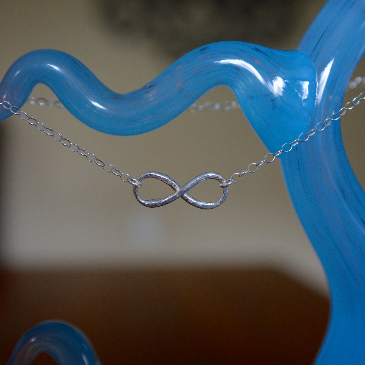 Handgefertigter Gehämmerter Feinsilber Unendlichkeitsknoten An Einer 17" Sterling Silber Kette - Eternity Handgefertigter Gehämmerter Feinsilber Unendlichkeitsknoten An Einer 17" Sterling Silber Kette - Eternity von SilverandCedar