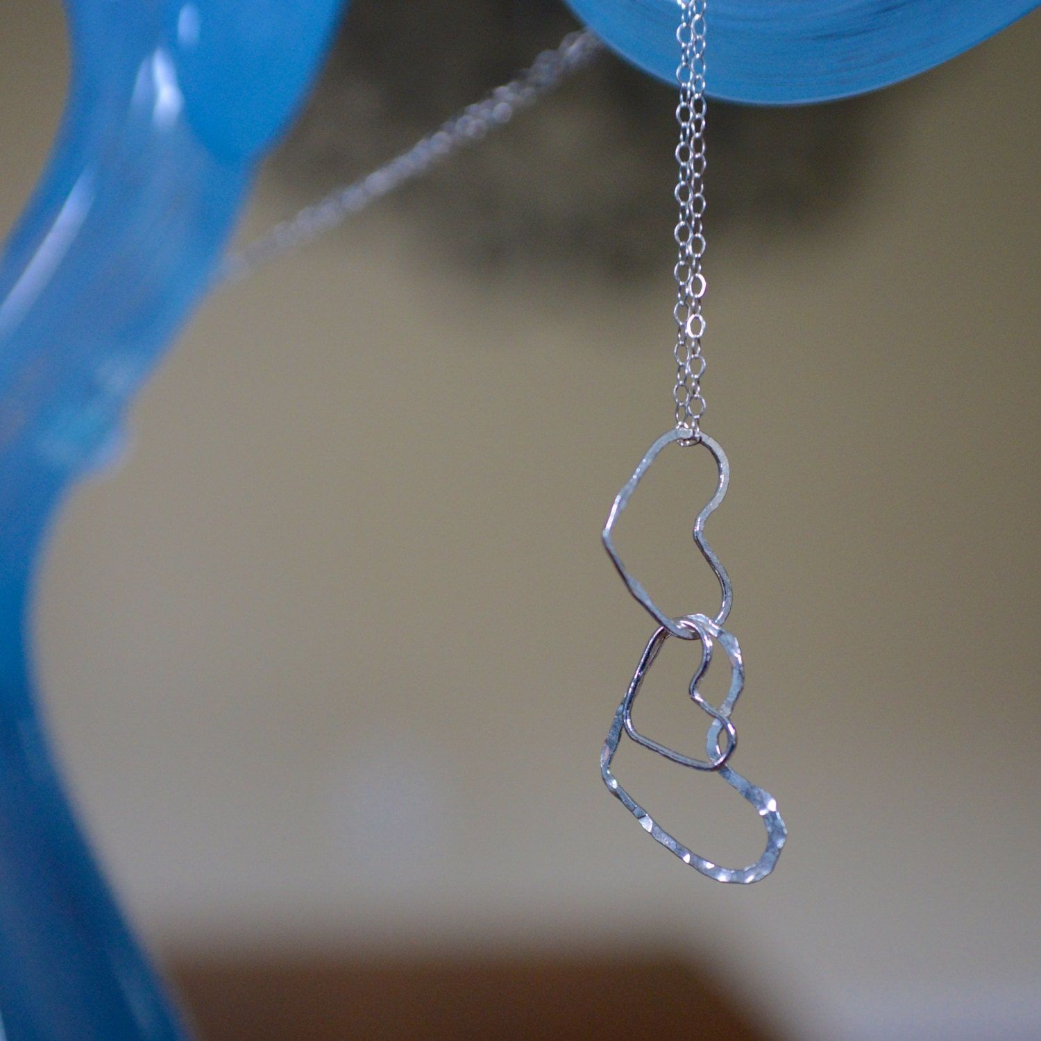 Handgemachte Gehämmerte Dreifach Baumelnde Herz Halskette in Feinsilber An Einer 16, 5" Sterling Silber Kette - Love Handgemachte Gehämmerte Dreifach Baumelnde Herz Halskette in Feinsilber An Einer 16, 5" Sterling Silber Kette - Love von SilverandCedar