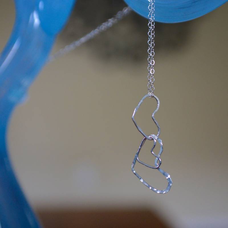 Handgemachte Gehämmerte Dreifach Baumelnde Herz Halskette in Feinsilber An Einer 16, 5" Sterling Silber Kette - Love Handgemachte Gehämmerte Dreifach Baumelnde Herz Halskette in Feinsilber An Einer 16, 5" Sterling Silber Kette - Love von SilverandCedar