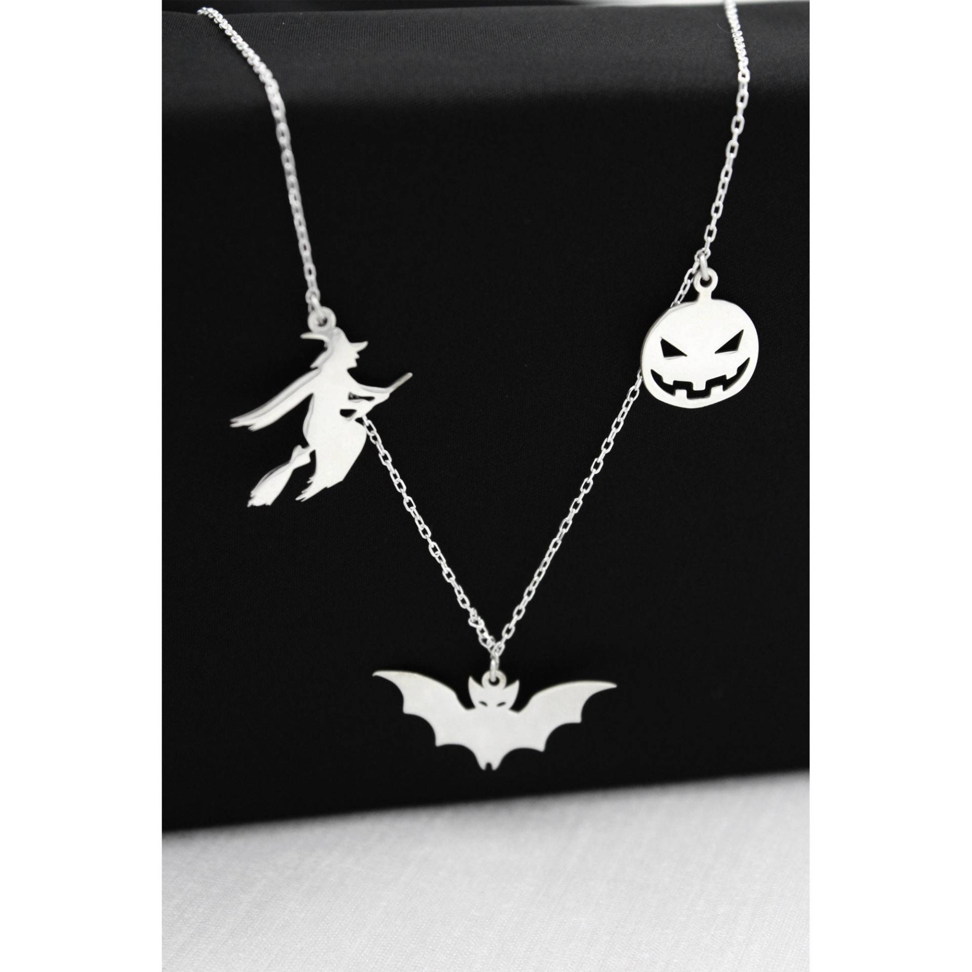 Dreifach Silber Kette Für Halloween , Liebhaber Hallowen Geschenk Kürbis Fledermaus Hexe von SilverandSilverTR