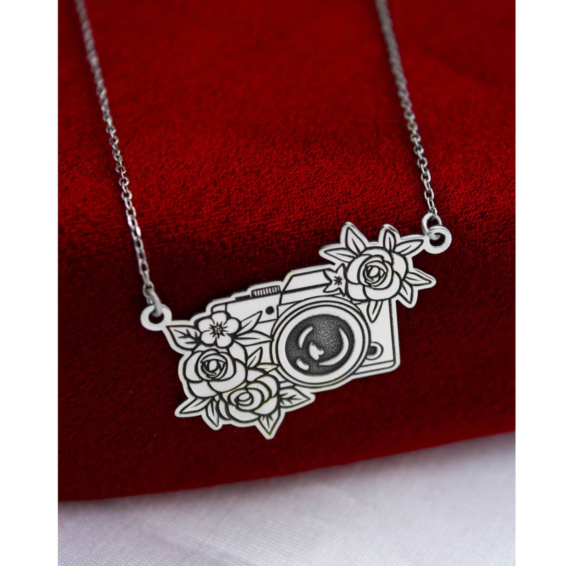Kamera Blume Halskette, Blumen-Liebhaber, Minimalist Schmuck, Frauen, Mama , Freundin Geschenk, 925 Silber Kamera Blume Halskette, Blumen-Liebhaber, Minimalist Schmuck, Frauen, Mama , Freundin Geschenk, 925 Silber von SilverandSilverTR