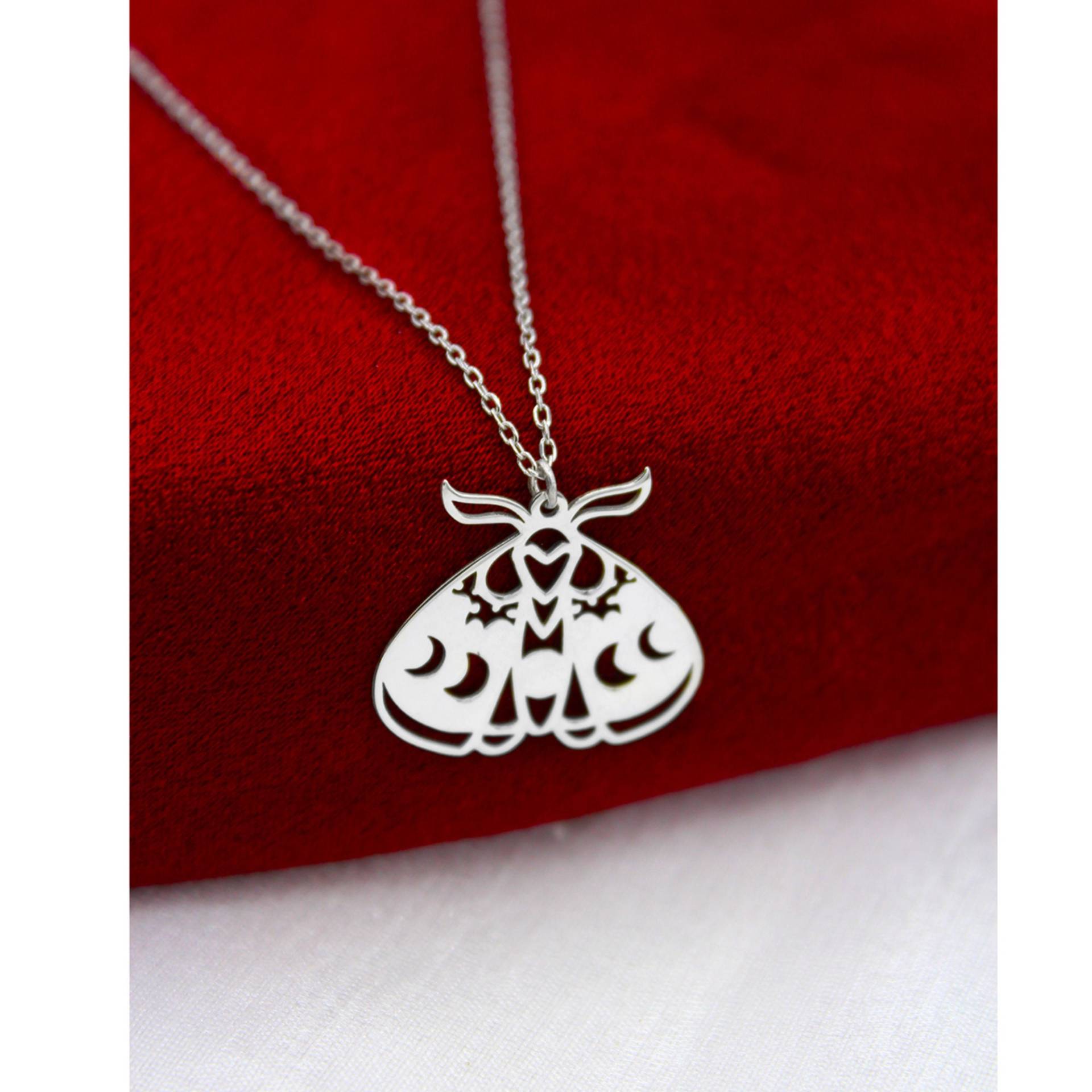 Mond Loop Schmetterling Halskette , Liebhaber Geschenk Minimalist Schmuck Mama Freund Valentinstag von SilverandSilverTR