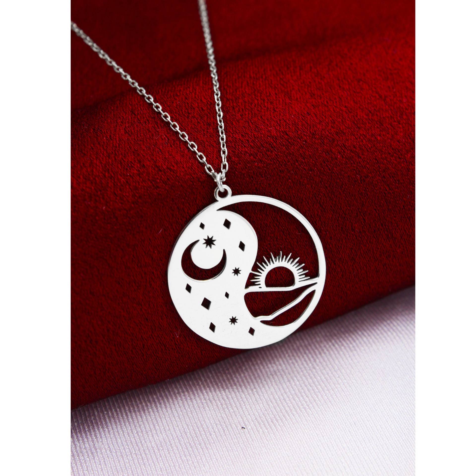 Yin Yang Sonne Mond Bestickte Halskette, Minimalist Schmuck, 925 Sterling Silber von SilverandSilverTR