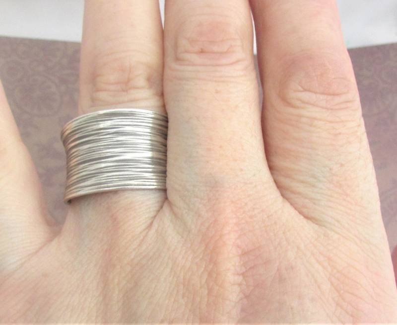 Oxidierter Sterlingsilber-Breitbandring Einstellbar Größe 8-9 Oxidierter Sterlingsilber-Breitbandring Einstellbar Größe 8-9 von Silverandthingsnet