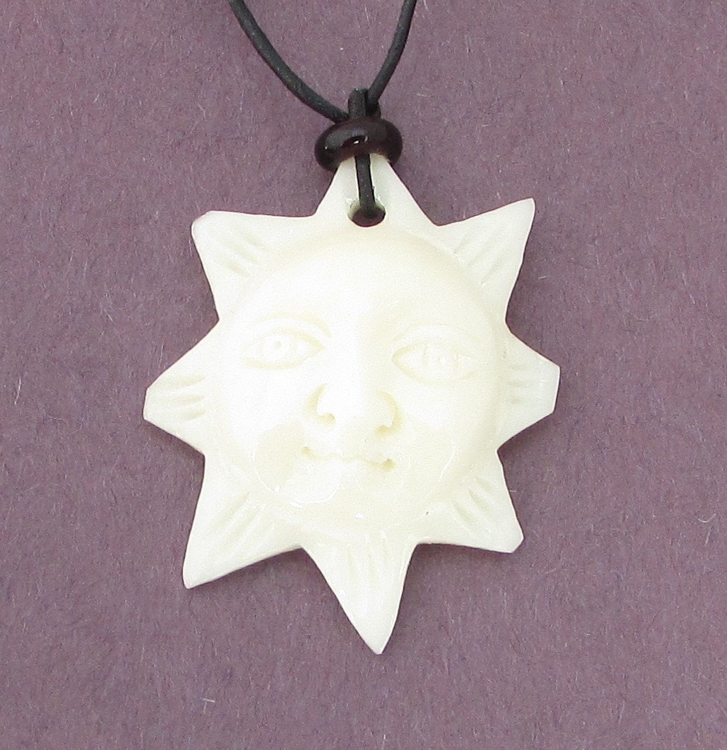 Sonnengesicht Geschnitzte Knochen-Halskette Boho - Verstellbare Lederschnur. Handgefertigt Sonnengesicht Geschnitzte Knochen-Halskette Boho - Verstellbare Lederschnur. Handgefertigt von Silverandthingsnet