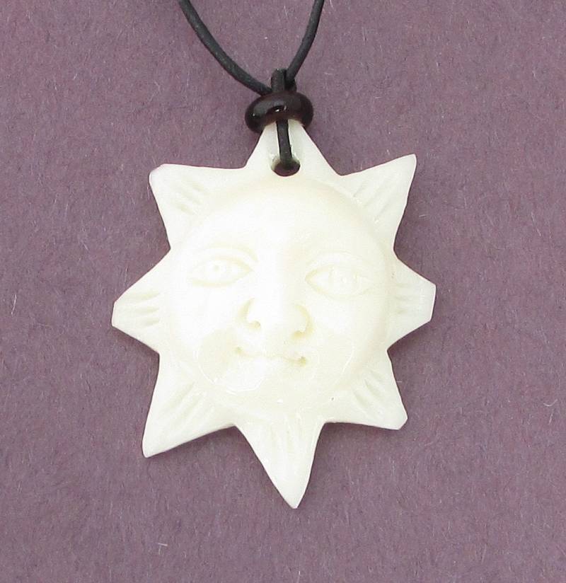 Sonnengesicht Geschnitzte Knochen-Halskette Boho - Verstellbare Lederschnur. Handgefertigt Sonnengesicht Geschnitzte Knochen-Halskette Boho - Verstellbare Lederschnur. Handgefertigt von Silverandthingsnet