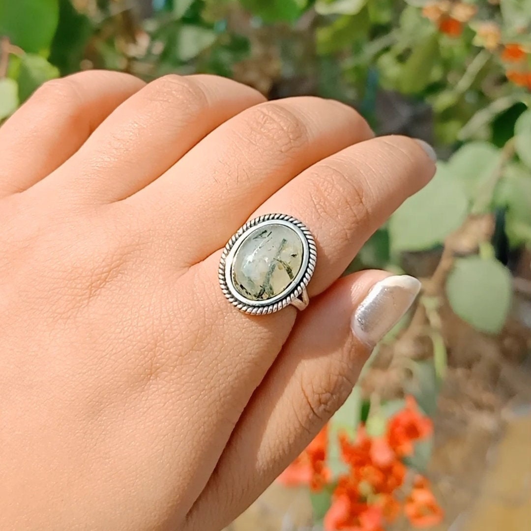 Boho Ring, Prehnit Silber Grüner Stein Sterling 925, Niedlicher Kleiner Prehnit, Hippie Schmuck, Geschenkartikel von Silverboho925