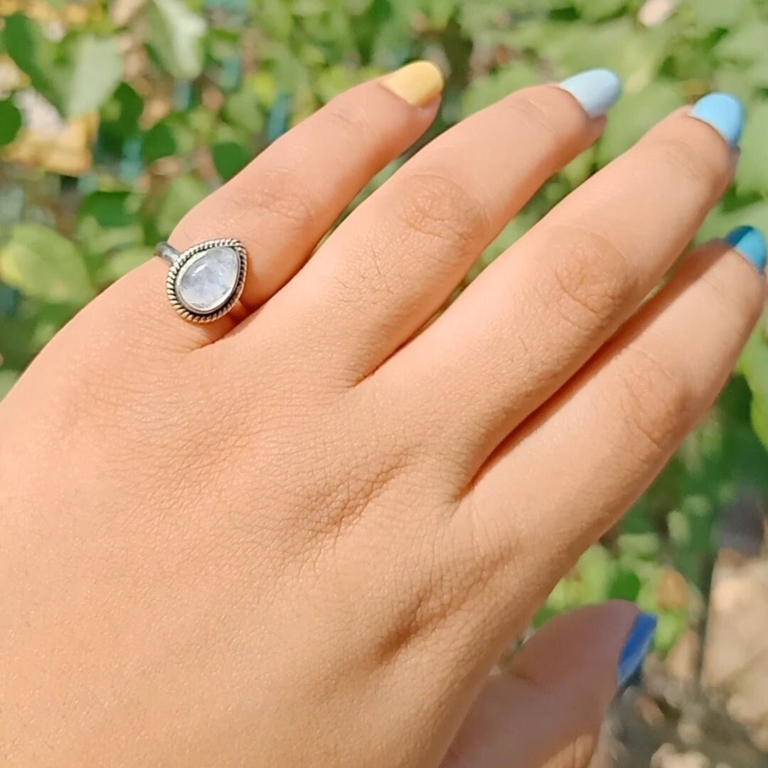 Regenbogen Mondstein Silber Ring, Einzigartiger Boho Blaustein Schmuck, Napoleon Ringe von Silverboho925