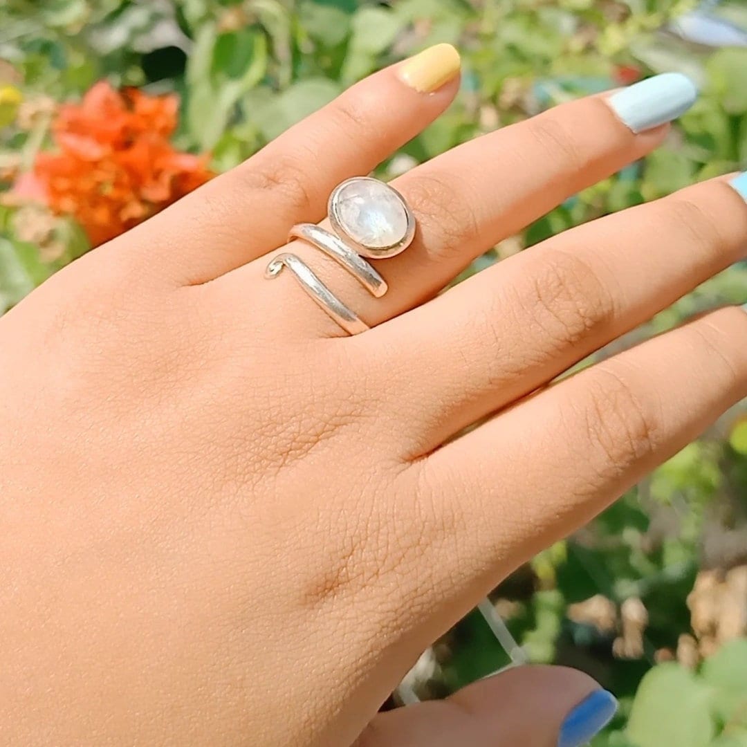 Regenbogen Mondstein Spiralring, Einzigartiger Boho Ring, Blaustein Silberring, Schmuck, Spiralringe, Geschenkartikel von Silverboho925