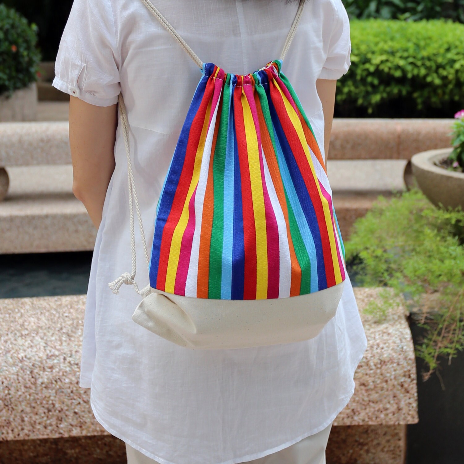 Sale Kordelzugbeutel/ Baumwollrucksack/ Zugbeutel/ Handgemachter Rucksack/ Turnbeutel/ Schwimmbeutel ~ Bunte Streifen | B11 Rs/L1 von SilverbreezeBag