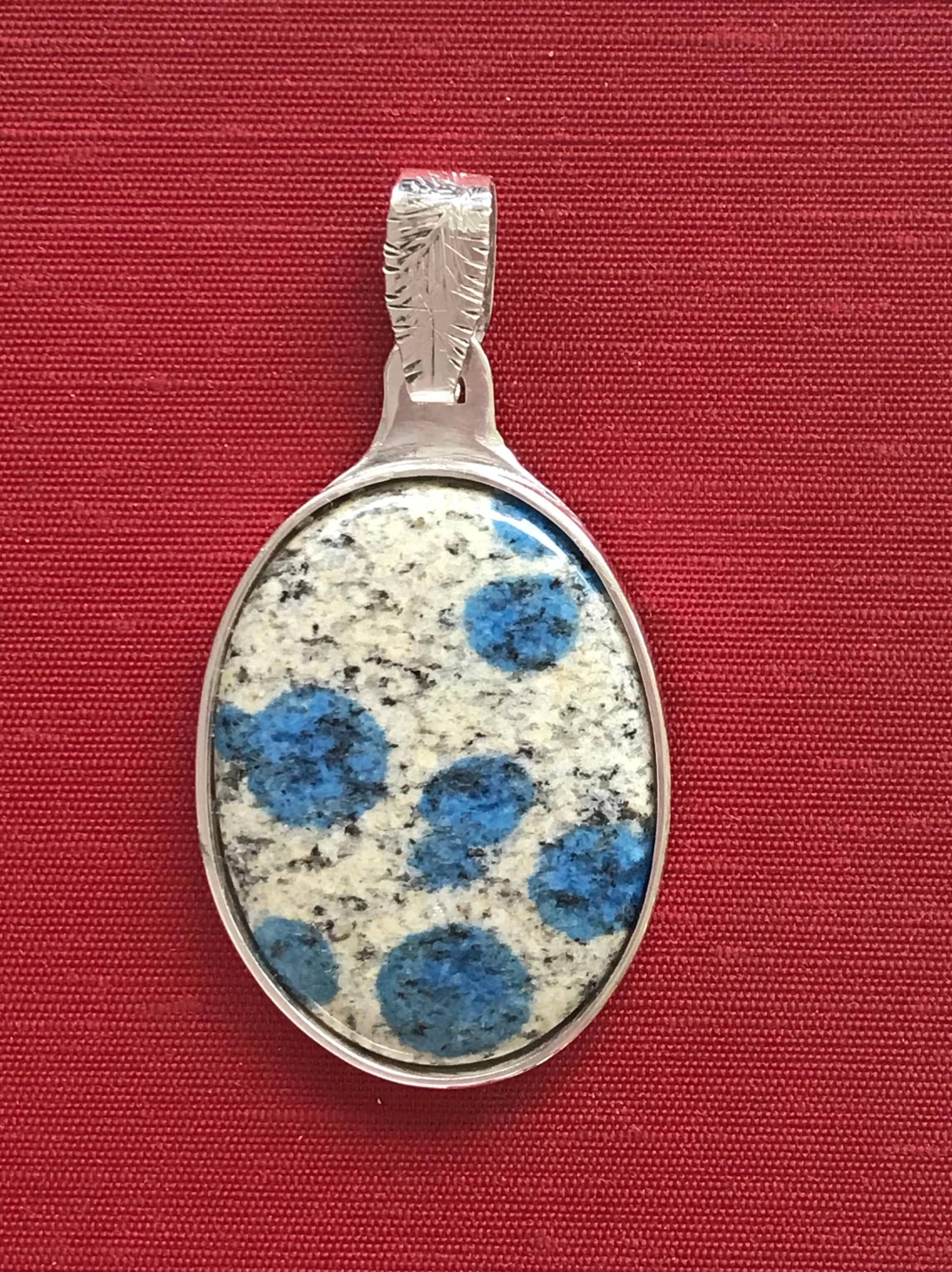 Grau Und Blau K2-Anhänger Mit Sterling Silber Lünette Grau Und Blau K2-Anhänger Mit Sterling Silber Lünette von Silvercraft