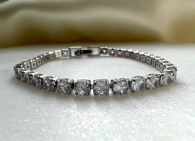 Funkelndes Tennisarmband in Silber von SilverellaStore