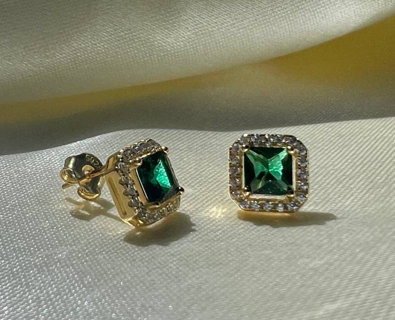 Smaragdgrüne Ohrstecker in Gold Mit Zirkonia Steinchen Silber 925 von SilverellaStore