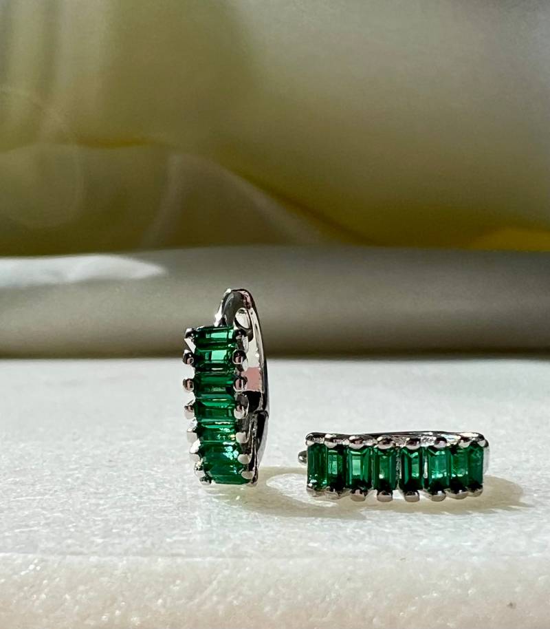 Zierliche Creolen Smaragd Grün Silber 925 von SilverellaStore