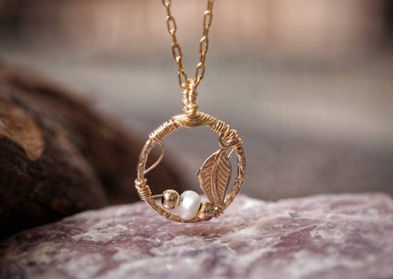 Handgefertigte 14K Vergoldete Halskette Drahtskulptur, Perlenblattanhänger Handgefertigte 14K Vergoldete Halskette Drahtskulptur, Perlenblattanhänger von Silvergrams