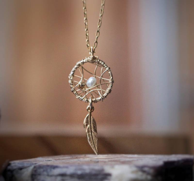 Zarter 14K Gold Gefüllter Traumfänger Mit Einer Kleinen Weißen Süßwasser-Perle Zarter 14K Gold Gefüllter Traumfänger Mit Einer Kleinen Weißen Süßwasser-Perle von Silvergrams