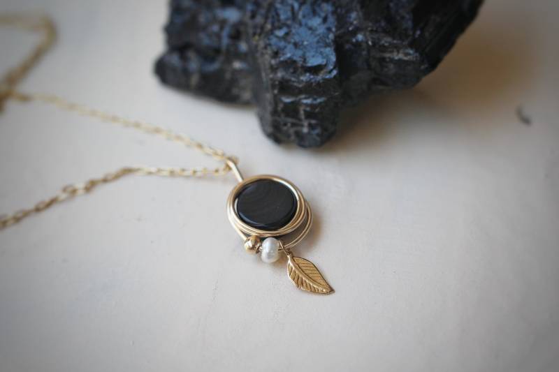 Zierliche Onyx & Perlen 14K Gold Filled Blatt Halskette Zierliche Onyx & Perlen 14K Gold Filled Blatt Halskette von Silvergrams