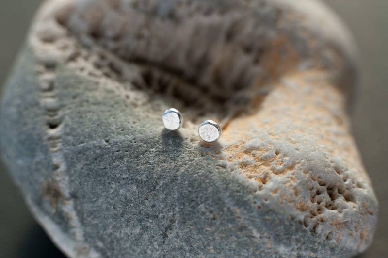 Handgemachte Sterling Silber Ohrstecker Kleine Kreise von SilvergrowthGallery