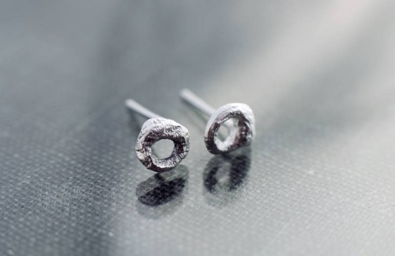sterling Silber Ohrstecker Kleiner Skulpturaler Kreis sterling Silber Ohrstecker Kleiner Skulpturaler Kreis von SilvergrowthGallery