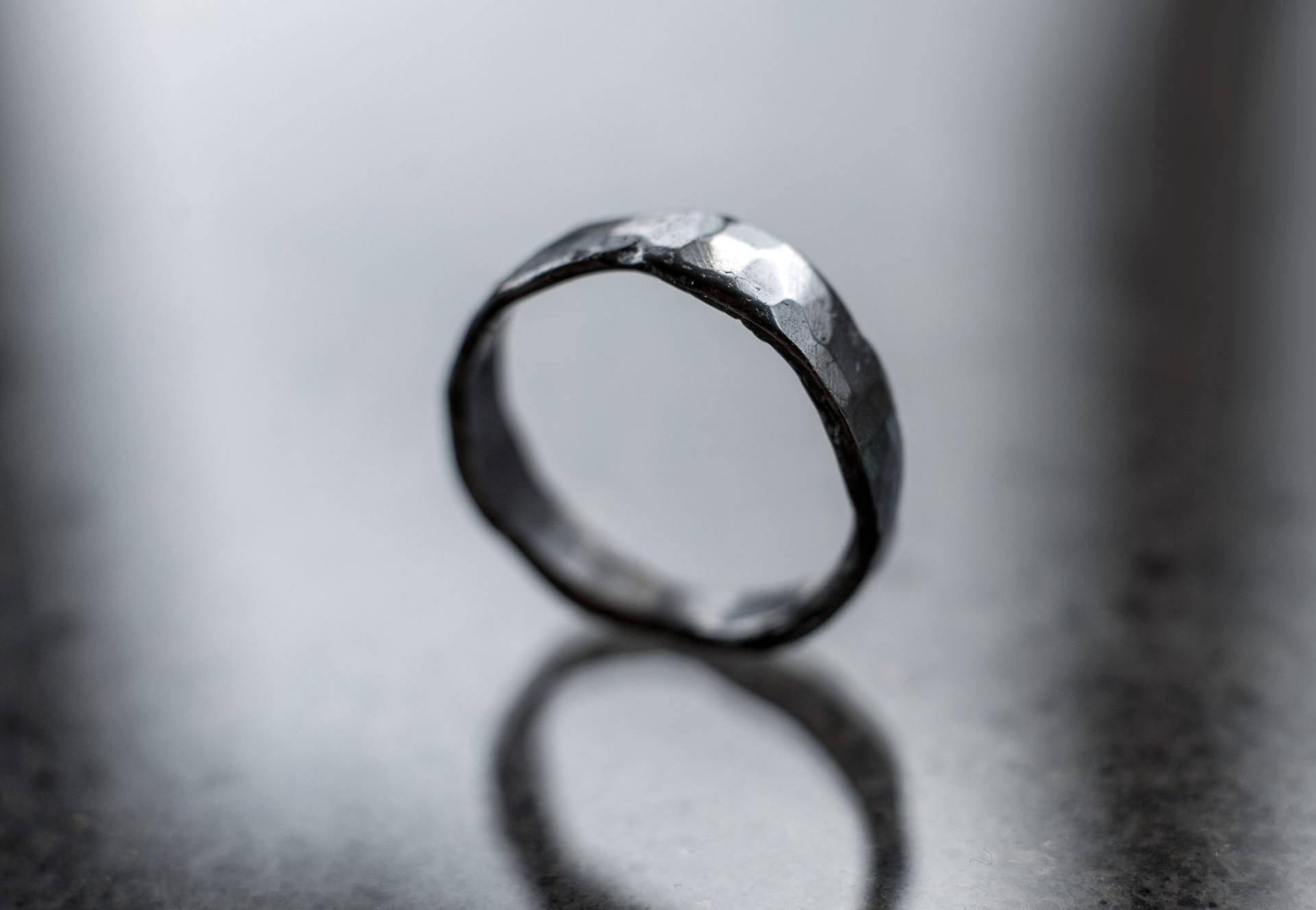 Oxidierter Sterling Silber Art Ring Gehämmertes Rustikales Band Oxidierter Sterling Silber Art Ring Gehämmertes Rustikales Band von SilvergrowthGallery
