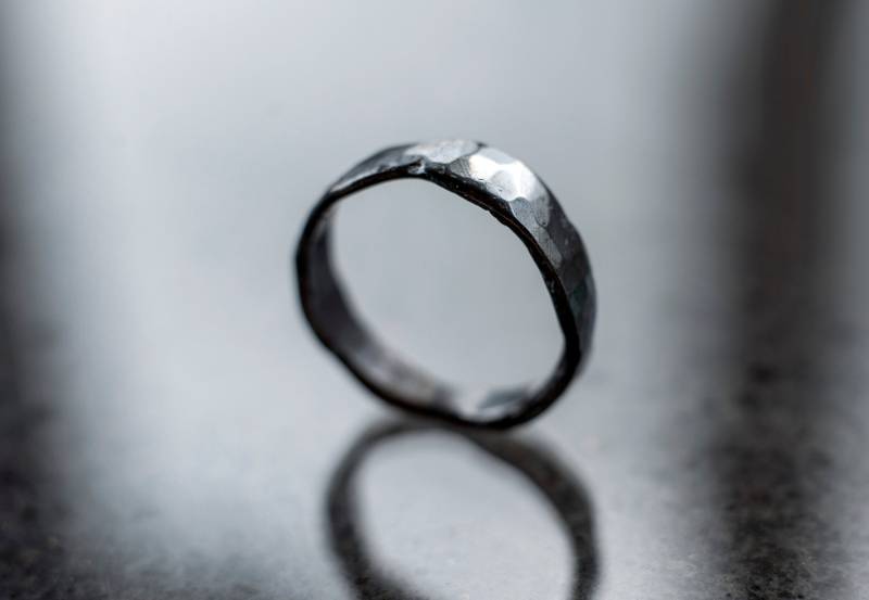 Oxidierter Sterling Silber Art Ring Gehämmertes Rustikales Band von SilvergrowthGallery
