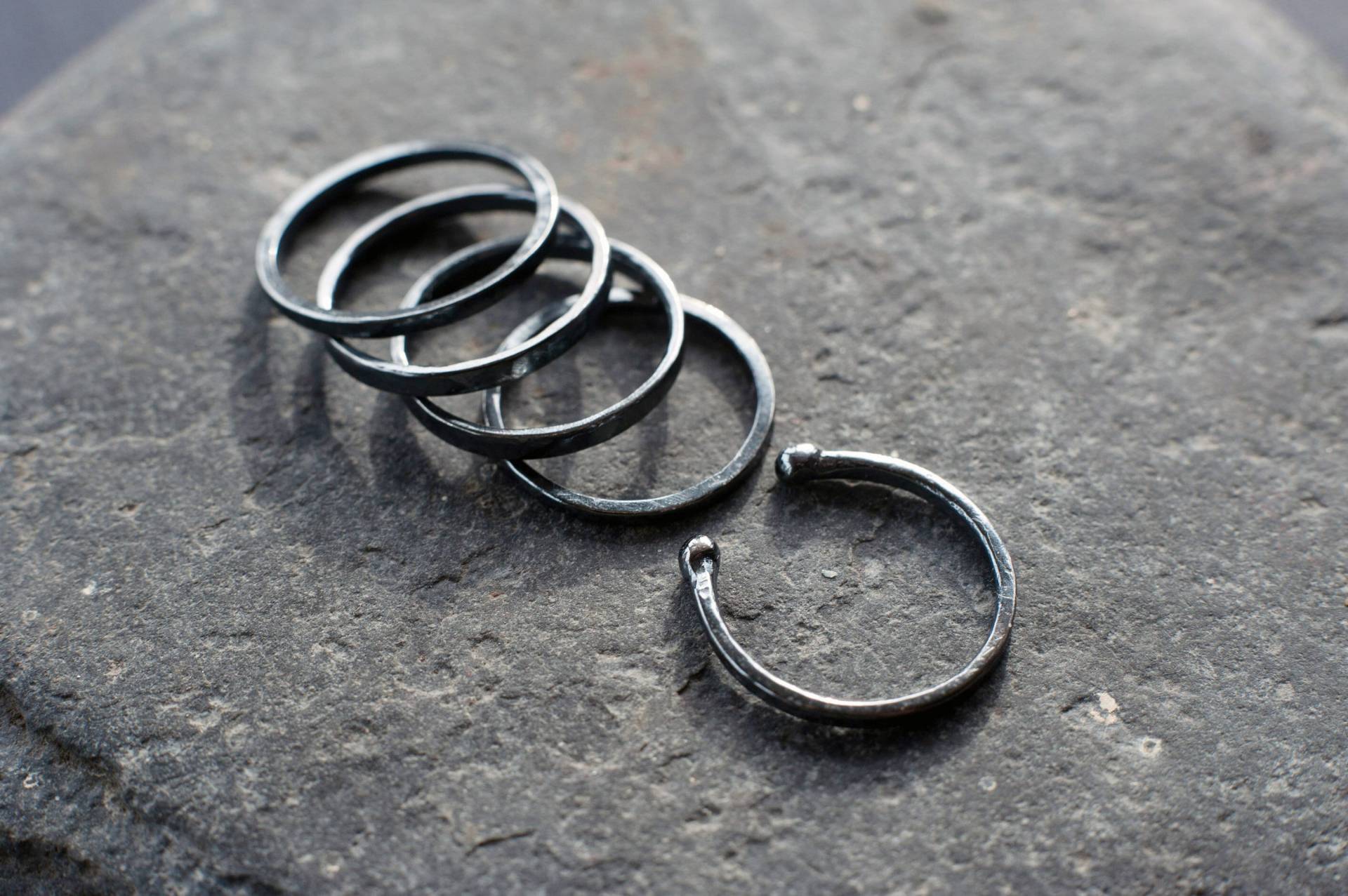 Oxidierte Sterling Silber Ringe Set Handgemachte Gehämmerte Rustikale Band Oxidierte Sterling Silber Ringe Set Handgemachte Gehämmerte Rustikale Band von SilvergrowthGallery