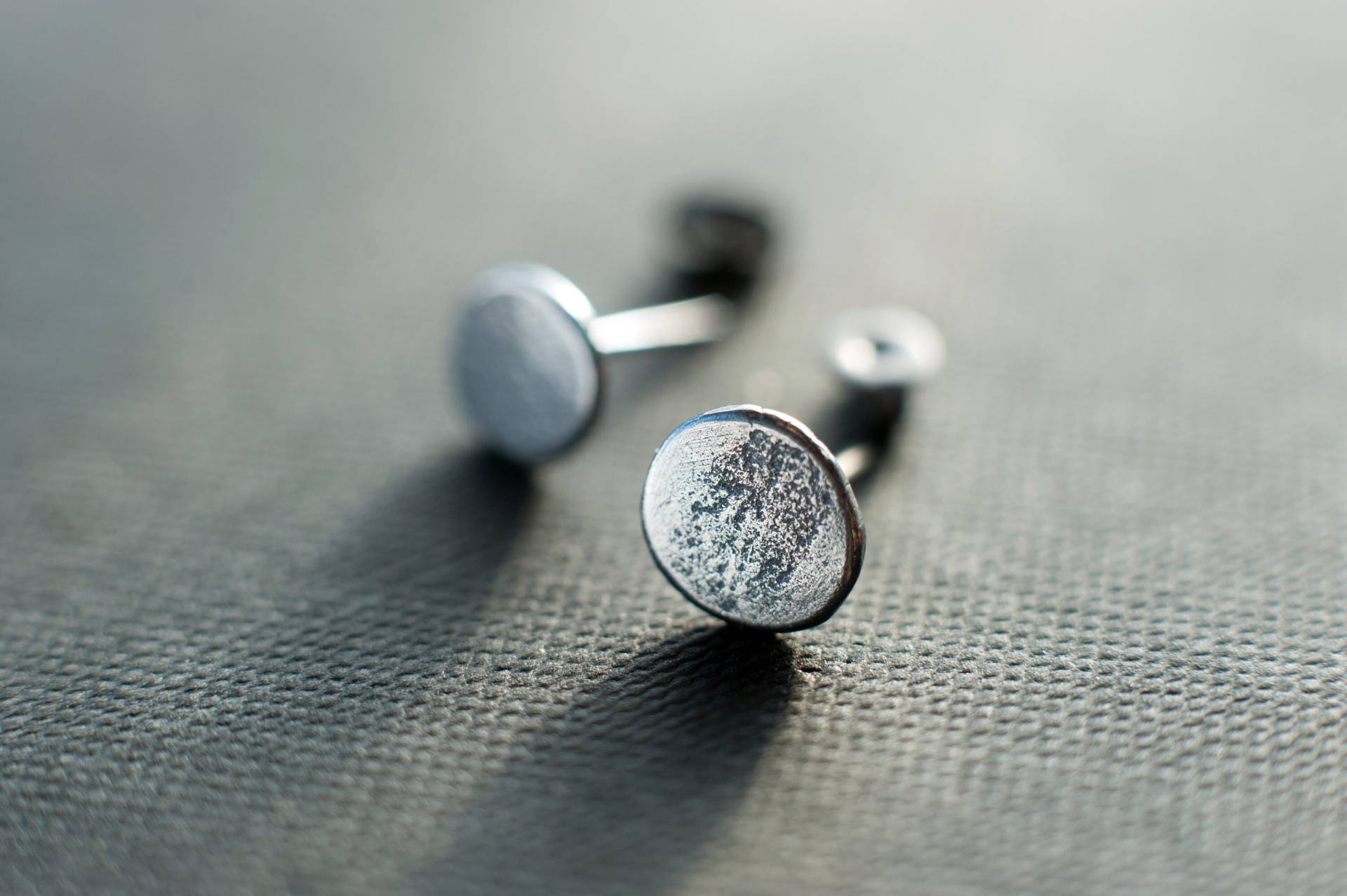 Oxidierte Sterlingsilber Ohrstecker Gehämmertes Rustikales Mond Design Oxidierte Sterlingsilber Ohrstecker Gehämmertes Rustikales Mond Design von SilvergrowthGallery