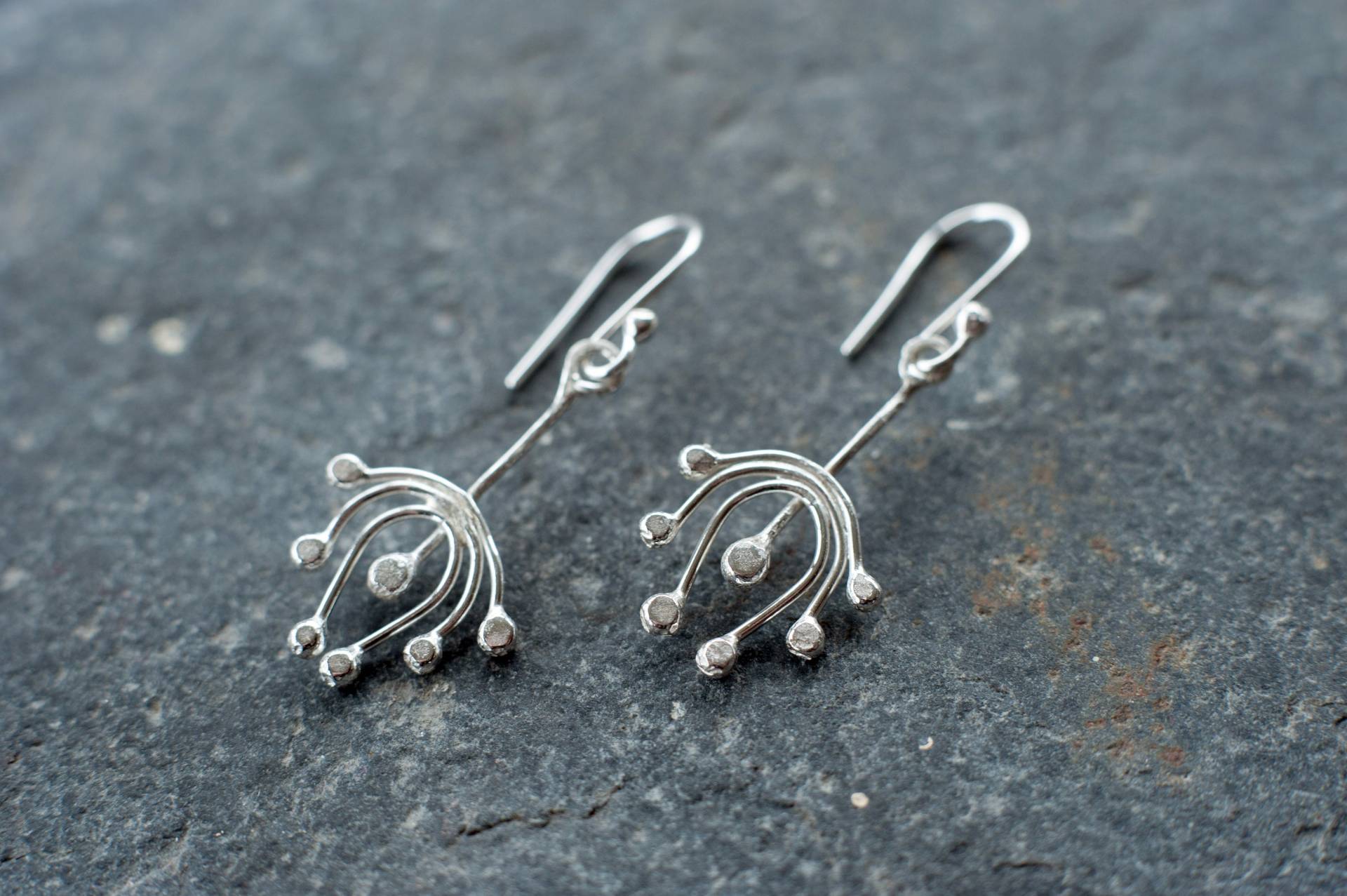 Handgemachte Sterling Silber Ohrringe Abstraktes Blumenmuster Handgemachte Sterling Silber Ohrringe Abstraktes Blumenmuster von SilvergrowthGallery