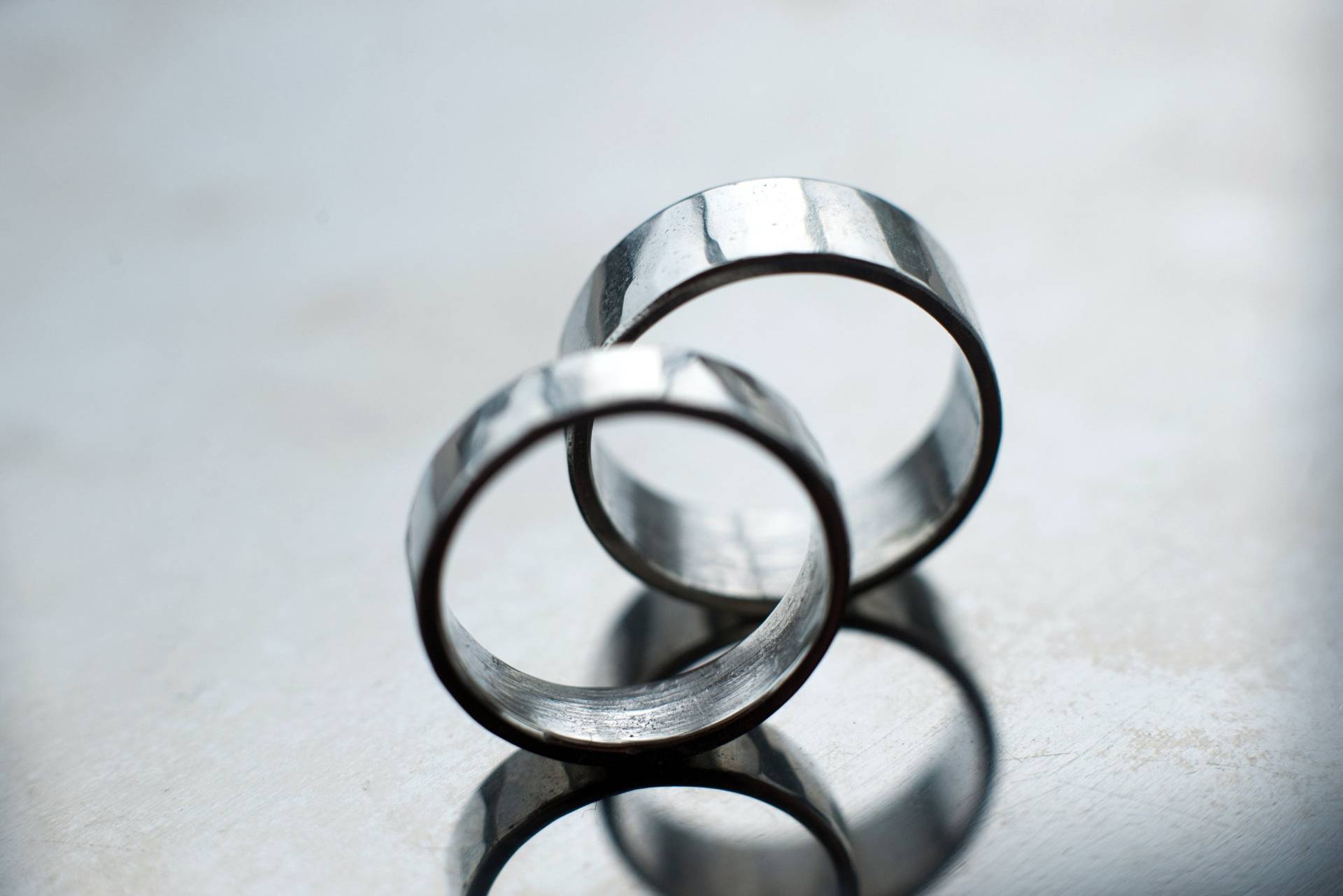 Handgemachtes Sterling Silber Ehering-Set Retikulierte Gehämmerte Ringe Handgemachtes Sterling Silber Ehering-Set Retikulierte Gehämmerte Ringe von SilvergrowthGallery