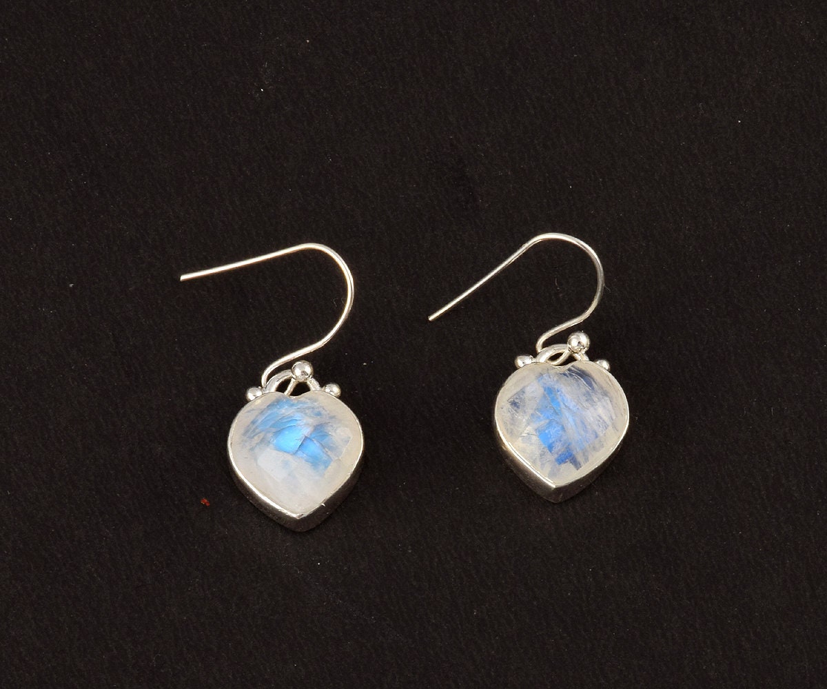 Regenbogen Mondstein Herz Ohrringe, Sterling Silber Bezel Drop von SilveriumGems