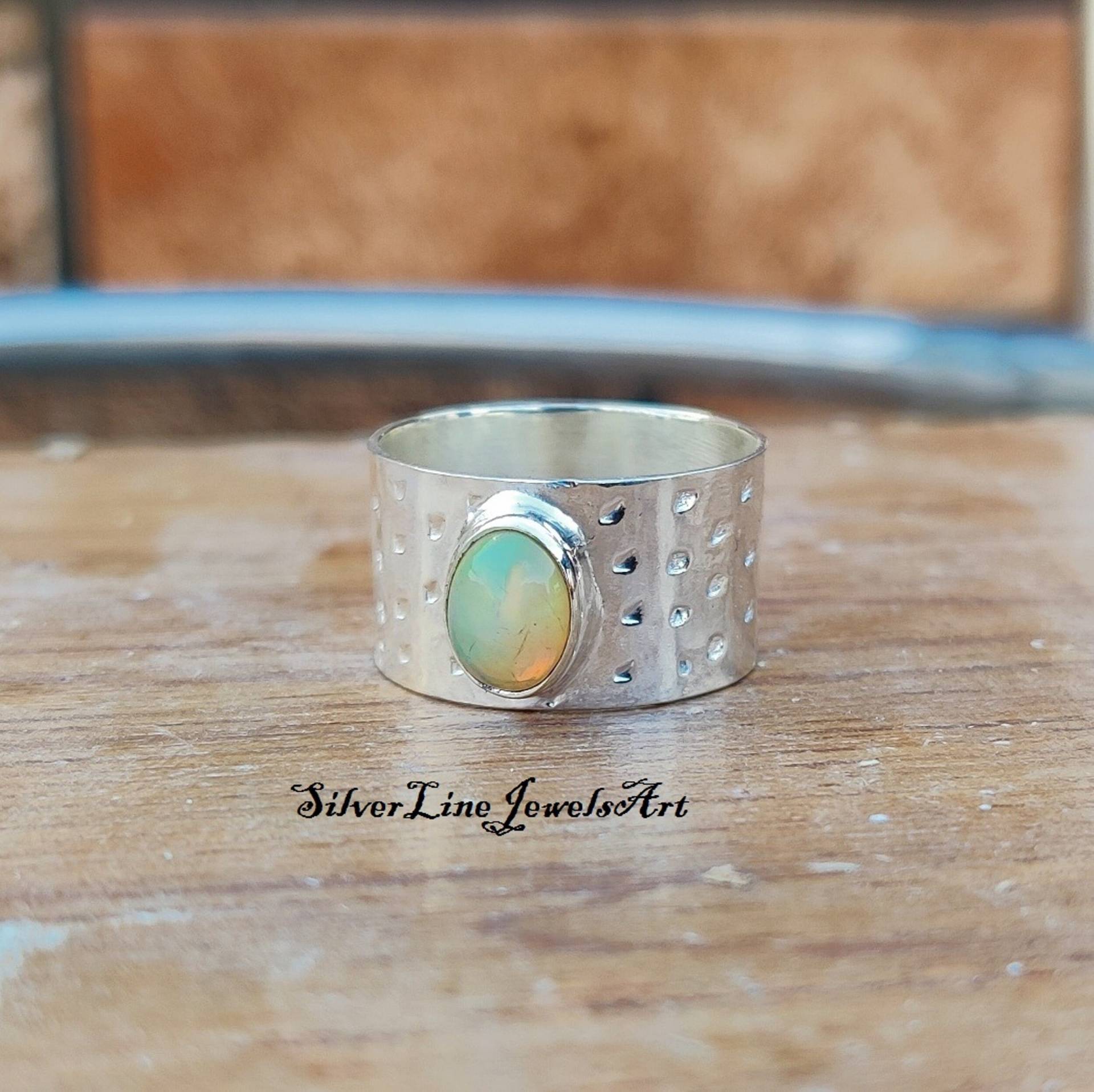 Gehämmerter Opal Ring, Edelstein Sterling Silber Designer Natürlicher Opal, Schmuck, Handgemachter Frauen Ring von SilverlinejewelsArt