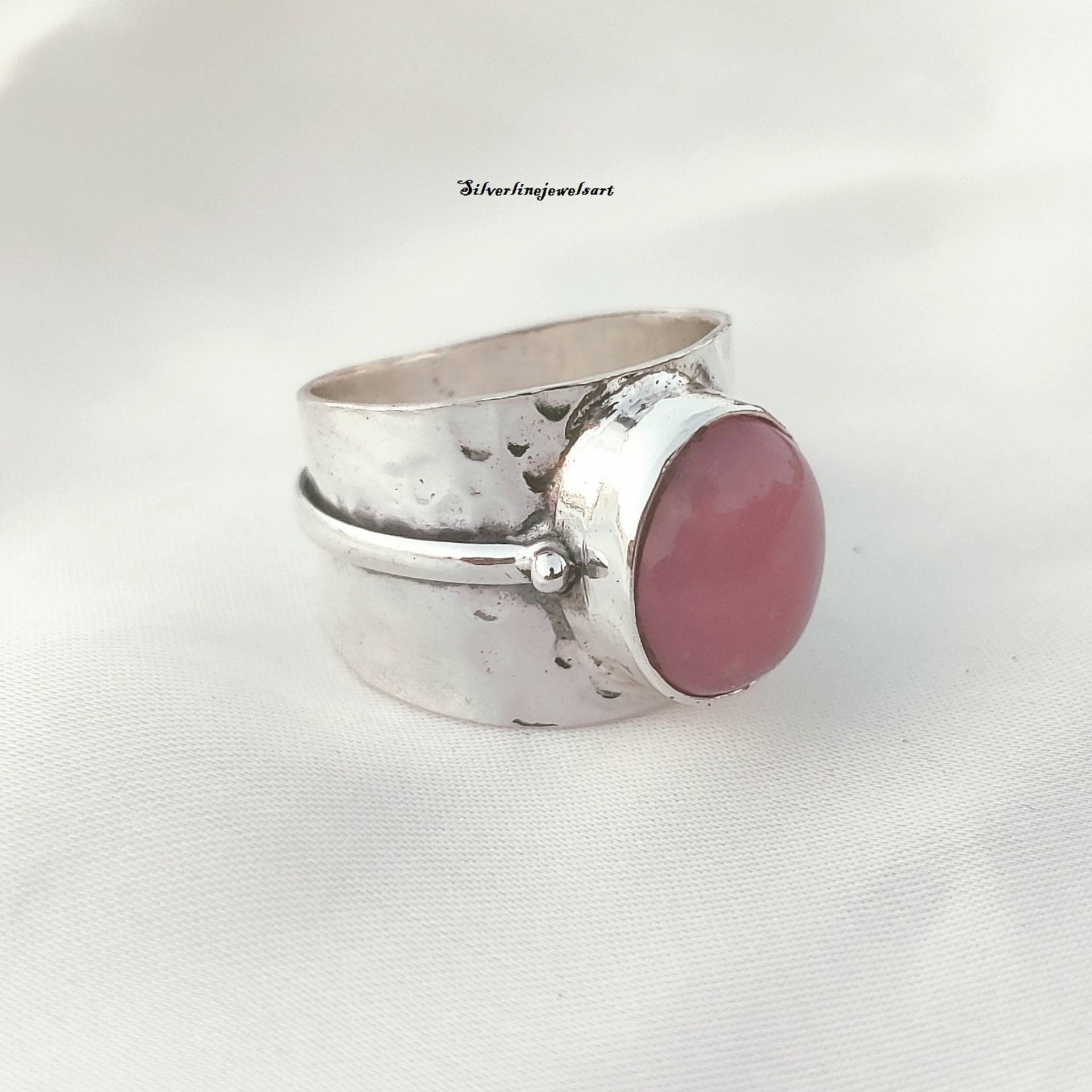 Gehämmerter Rosa Opal Edelstein Ring, Bandring, 925 Sterling Silber Designer Natürlicher Schmuck, Handgemachter Frauen Geschenk von SilverlinejewelsArt