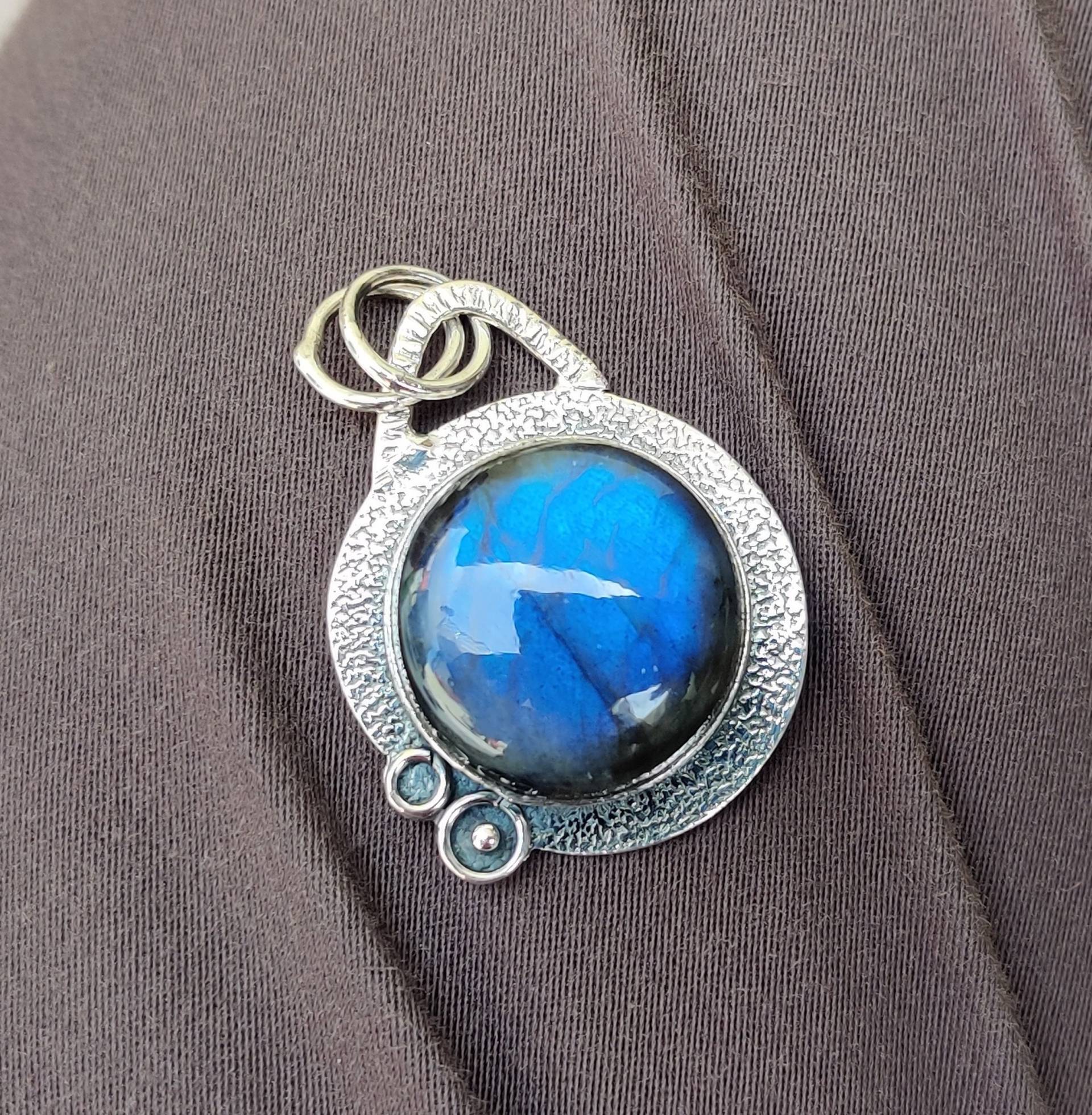 Labradorit-Anhänger, 925 Sterling Silber, Blauer Auffälliger Labradorit, Runder Cabochon, Handgefertigter Schmuck, Damen-Anhänger, Geschenk Für von SilverlinejewelsArt