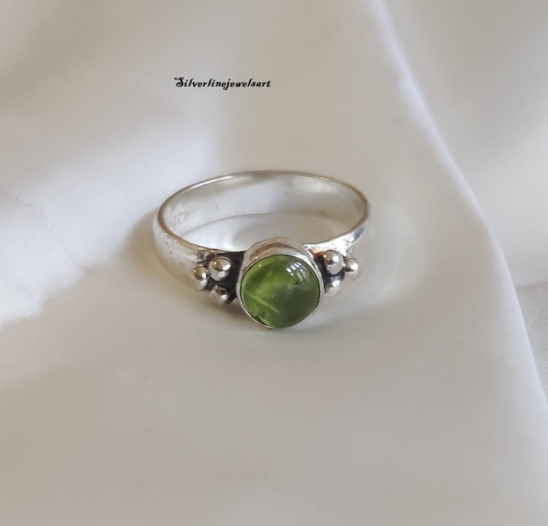 Natürlicher Peridot Ring, Bandring, Zierlicher 925 Sterling Silber, Verlobungsring, Edelstein Frauen Geschenk, Geburtsstein Ring von SilverlinejewelsArt