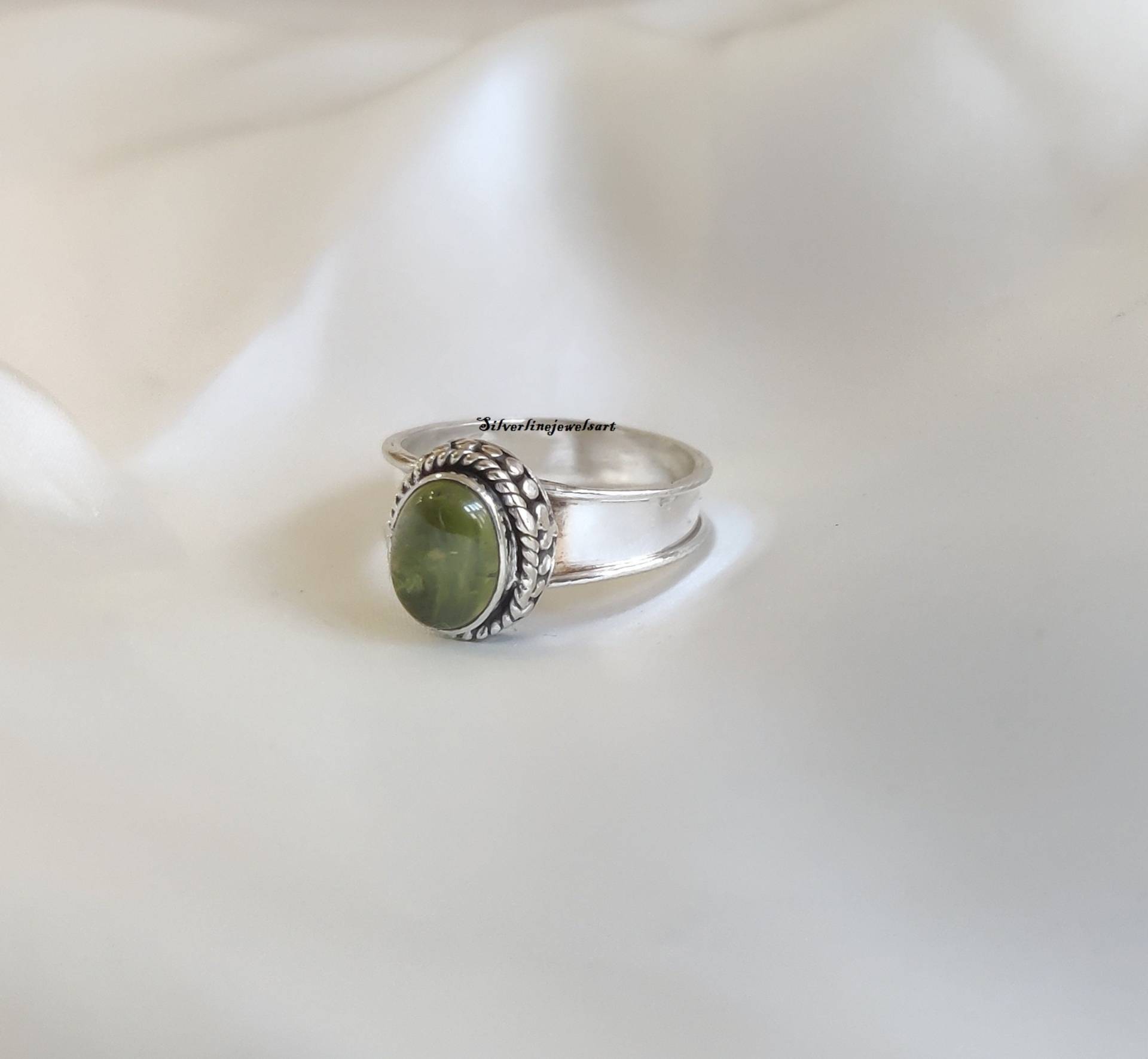 Natürlicher Peridot Ring, Breites Band, Zierlicher 925 Sterling Silber, Verlobungsring, Edelstein Frauen Geschenk, Geburtsstein Ring von SilverlinejewelsArt