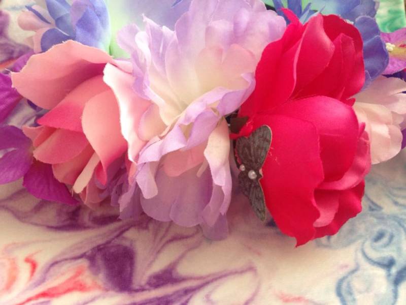 Handgefertigte Blumen Haarband, Blumenkrone, Rosen, Schmetterlinge, Blau, Lila Und Rosa Blumen, Schmetterling, Große Blumenstirnband von Silverlingingbows