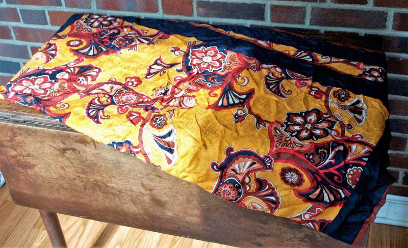 Banana Republik 100 Prozent Seide Halstuch/Kopfschmuck - Warme Farben, Hauptsächlich Orange Mit Paisley-Design von SilverliningByTravis