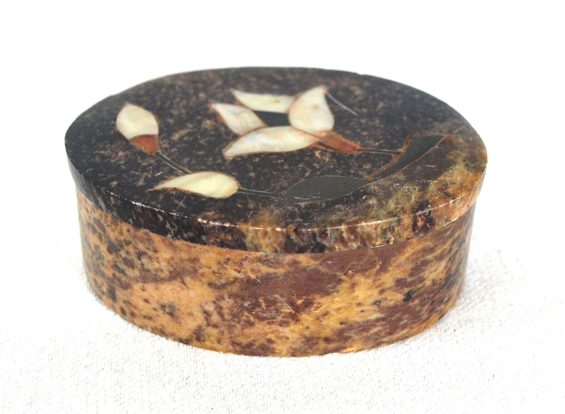 Miniatur Oval Marmor Andenken/Schmuckschatulle Mit Inlay Perlmutt Auf Dem Deckel - Blumenmuster von SilverliningByTravis