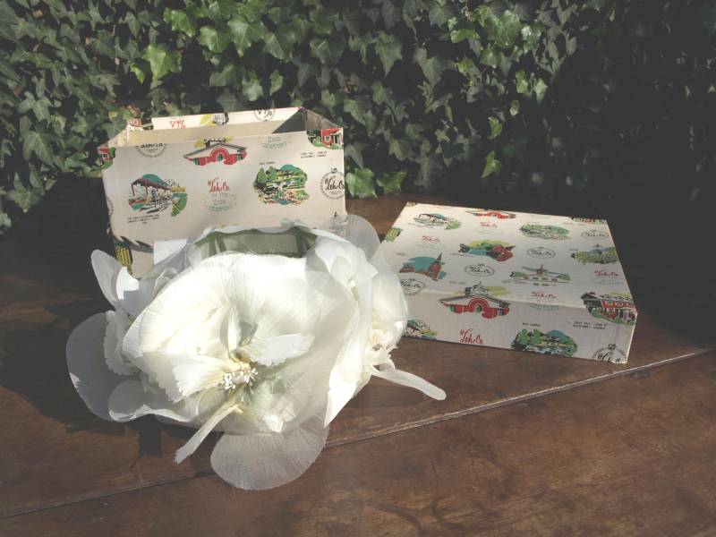 Vintage Gibbe Blumenblumenstrauß-Hut in Leh & Company Hutschachtel - Sehr Guter Zustand Vintage Gibbe Blumenblumenstrauß-Hut in Leh & Company Hutschachtel - Sehr Guter Zustand von SilverliningByTravis