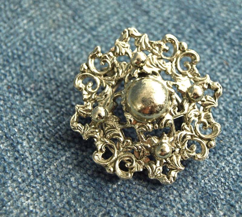 Vintage Verzierten West Germany Versilberte Kostüm Schmuck Brosche /Krawatte Oder Hut Clip von SilverliningByTravis
