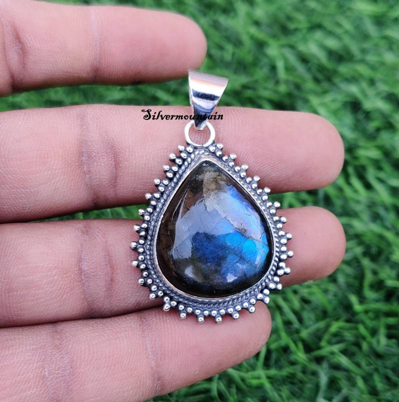 Labradorit Edelstein Anhänger ~ Handgemachter Designer Schöner 925 Sterling Silber Boho Styling von Silvermountian