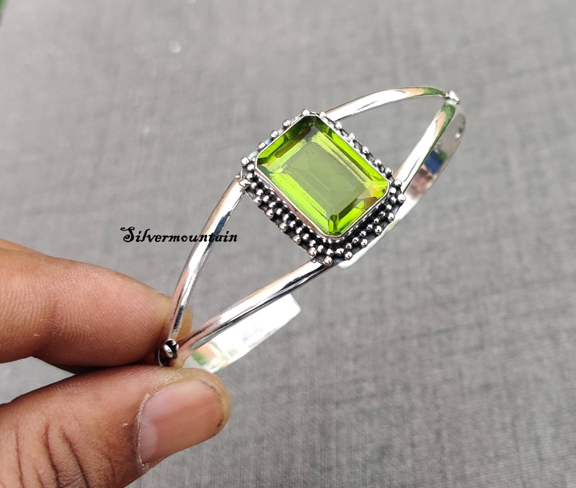 Peridot Edelstein Armreif ~ 925 Sterling Silber Wunderschöner Styling Boho Designer Handgefertigter Peridot Edelstein Armreif ~ 925 Sterling Silber Wunderschöner Styling Boho Designer Handgefertigter von Silvermountian