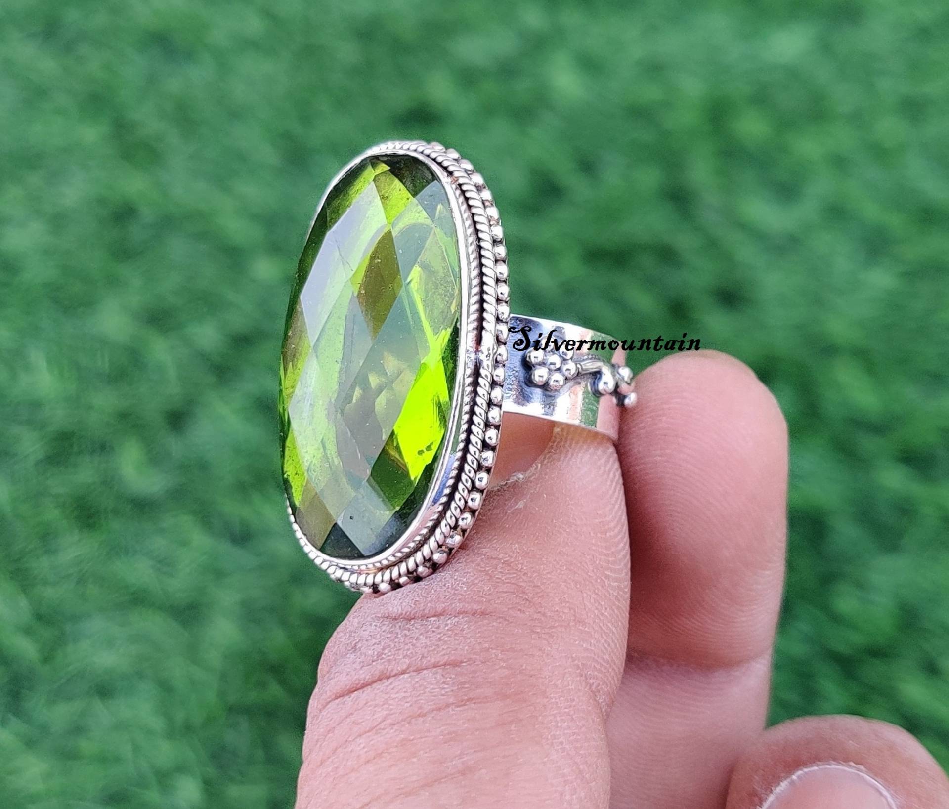 Peridot Edelstein Ring ~ Ovale Form 925 Sterling Schöner Silber Bandring Handgemachter Geburtstags Events Geschenkartikel von Silvermountian