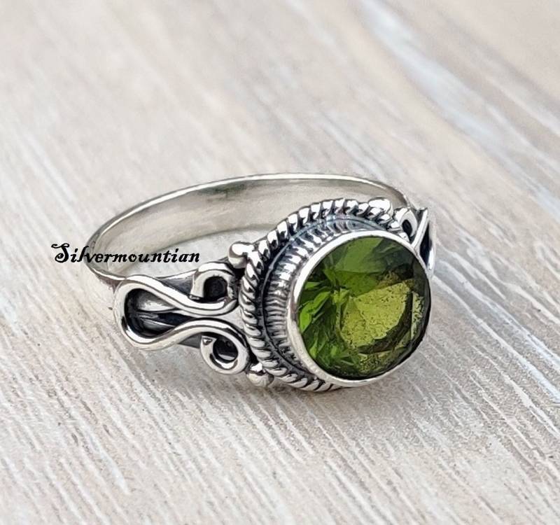 Peridot Ring Runder 925 Sterling Silber Designer Boho Bandring Edelstein Handgemachter Geburtstag Events von Silvermountian